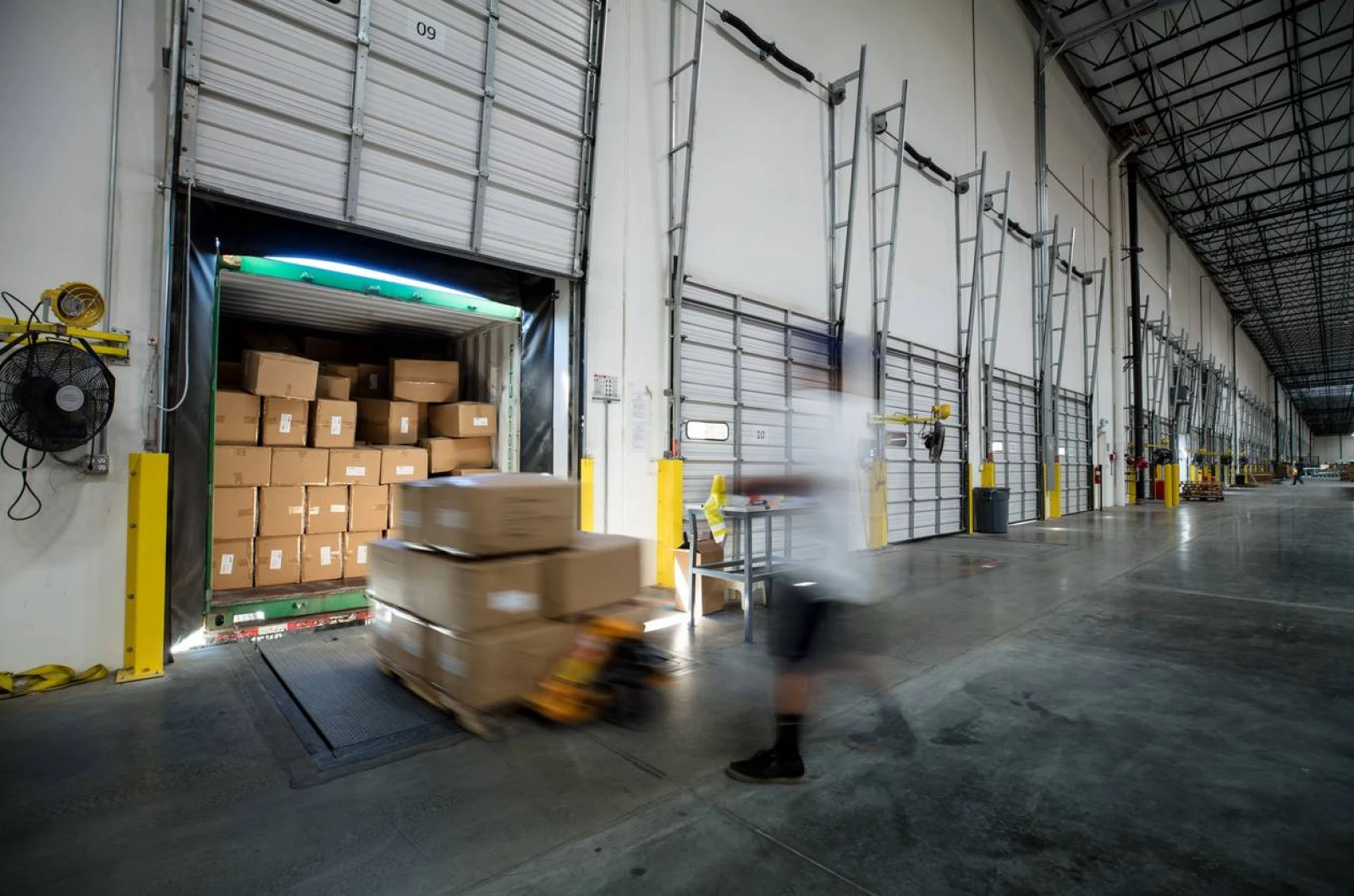 When Flexible Warehouse Capacity Helps